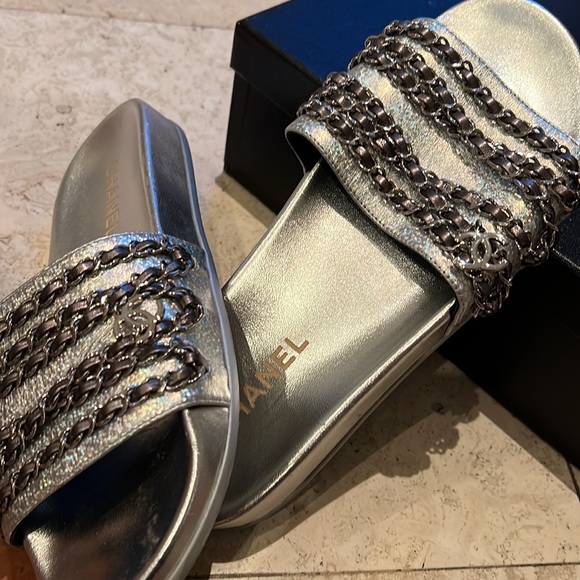 CHANEL Shoes - CHANEL: Interlocking CC Logo Leather Slides